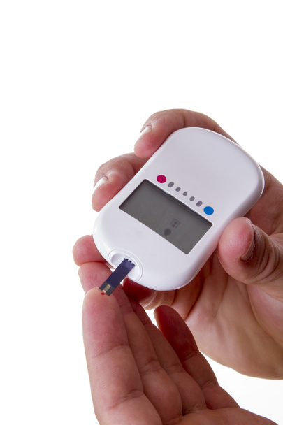 Зависимый пациент с диабетом первого типа, измеряющий уровень глюкозы в крови
 - Фото, изображение