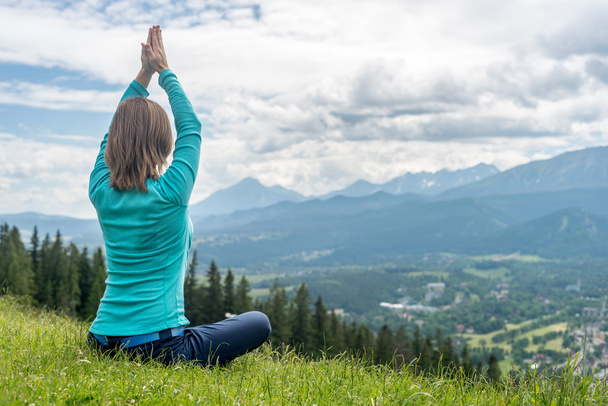 Mulher Meditar nas Montanhas
 - Foto, Imagem