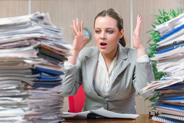 Mulher sob estresse por excesso de trabalho em papel
 - Foto, Imagem