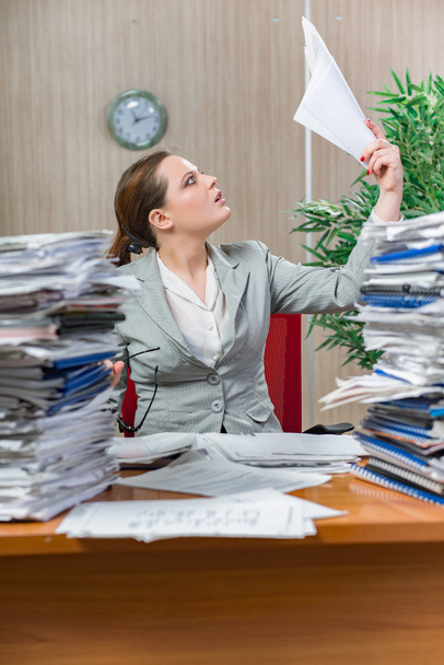 Mulher sob estresse por excesso de trabalho em papel
 - Foto, Imagem