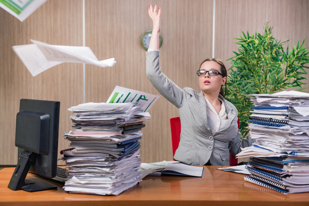 Бізнес-леді під стресом працює в офісі
 - Фото, зображення