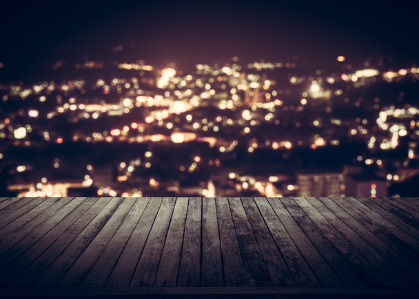 Drewniane deski nad miastem phuket w nocy - Zdjęcie, obraz