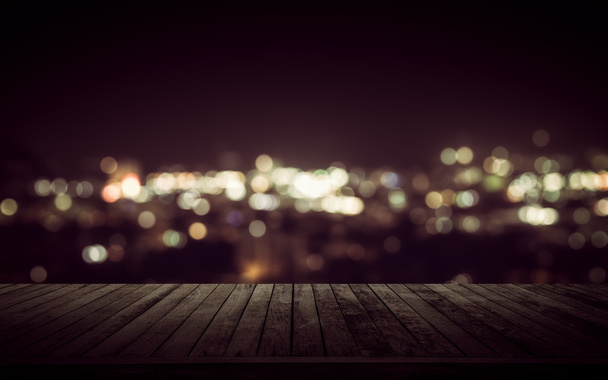Planche de bois au-dessus de la ville la nuit
 - Photo, image
