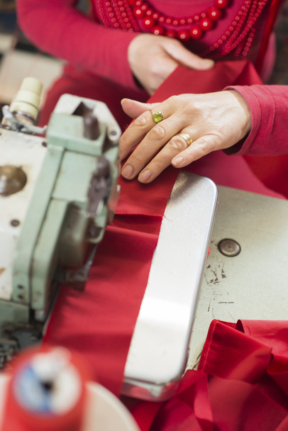 Mão de Seamstress trabalhando em uma máquina de costura
 - Foto, Imagem
