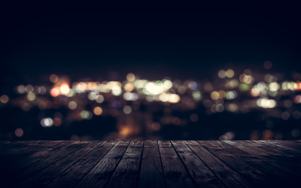 Holzplanke über der Stadt bei Nacht - Foto, Bild