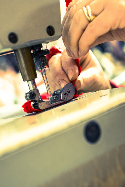 Closeup de costura máquina agulha costura fita vermelha
 - Foto, Imagem