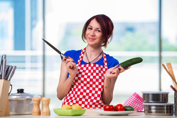 台所で働く若い女性 - 写真・画像