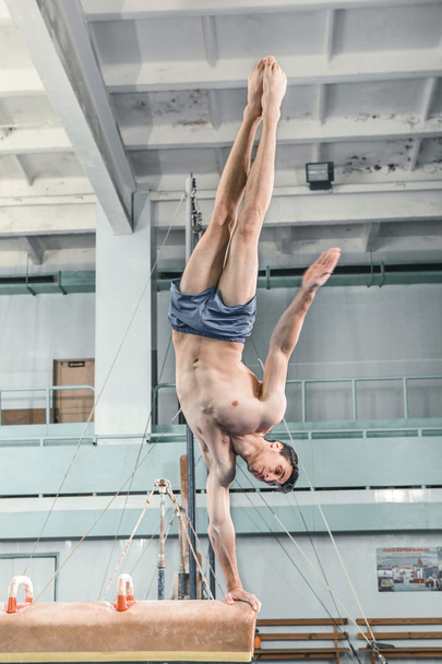 The sportsman during difficult exercise, sports gymnastics - Фото, зображення