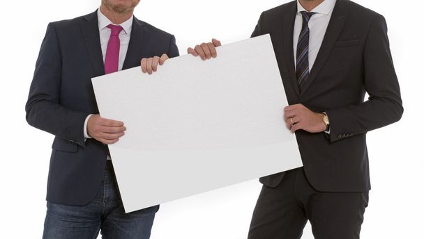 dos hombres con una señal en blanco
 - Foto, imagen