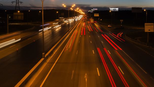 κίνηση στον αυτοκινητόδρομο νύχτα - Φωτογραφία, εικόνα