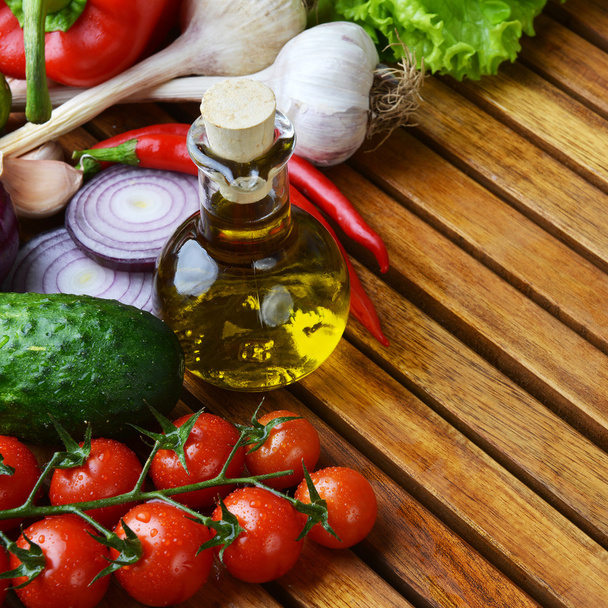 Légumes frais et huile d'olive
 - Photo, image