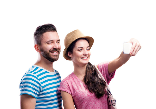 Couple in summer clothes with smartphone, taking selfie - Foto, Imagen