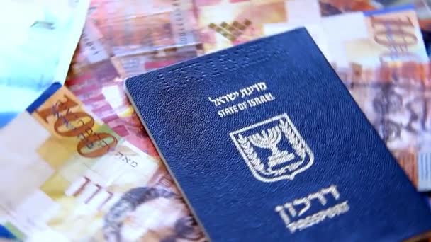 Devises et passeports israéliens tournant lentement
 - Séquence, vidéo