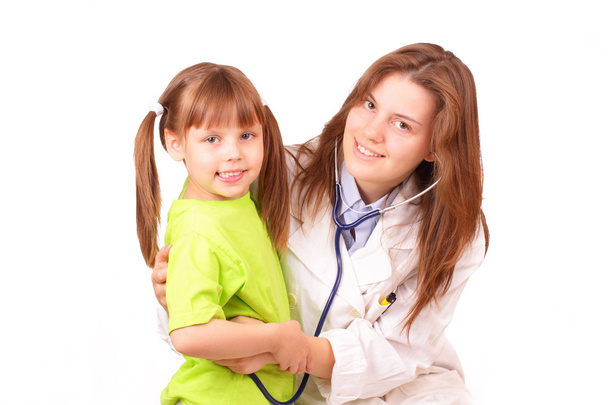 Joven médico mujer inspecciona hermosa niña
 - Foto, imagen