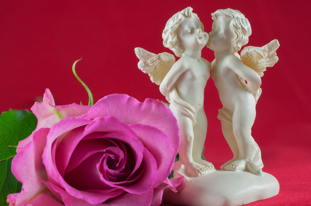 engelen kussen en roze roos - Foto, afbeelding