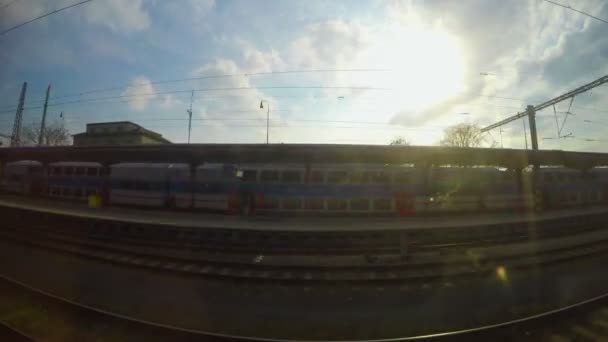 Treno passeggeri di passaggio stazione ferroviaria, arrivo a destinazione, vista industriale
 - Filmati, video