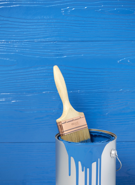 Pincel de pintura em tinta a óleo de cor azul pode
 - Foto, Imagem