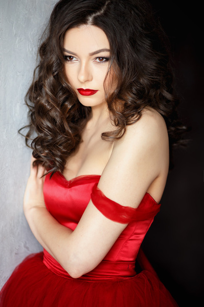 portrait of sensual woman in a long gorgeous red dress - Foto, Imagem