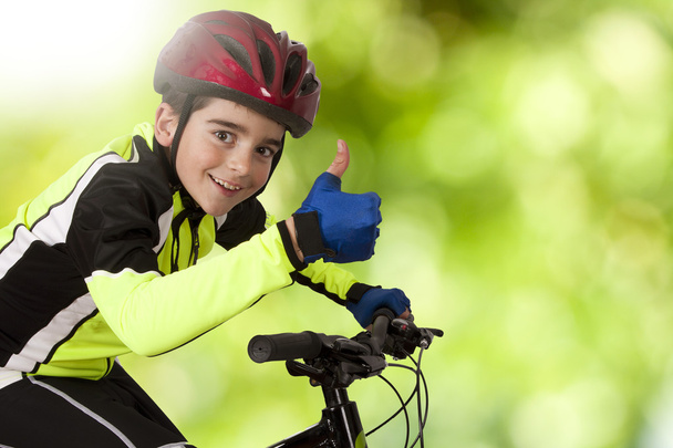 Lächelnder Junge beim Radfahren - Foto, Bild