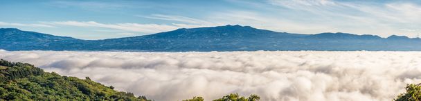 Panorámica de las montañas sobre las nubes
 - Foto, Imagen