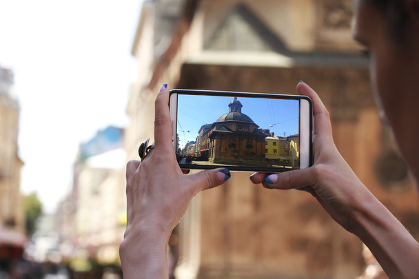 Turista tomar una foto en el teléfono móvil
  - Foto, Imagen