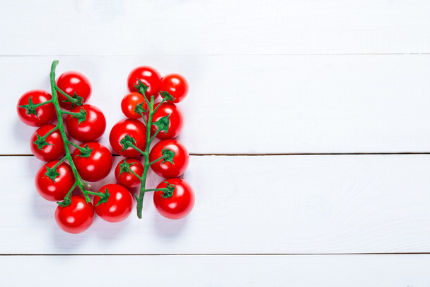 Hermoso fondo sano orgánico una rama de tomates cherry
 - Foto, Imagen