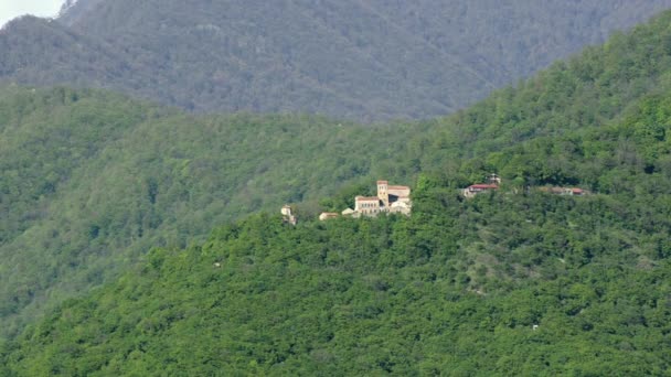 Vista da lontano sul Convento di Nekresi tra le verdi colline
 - Filmati, video