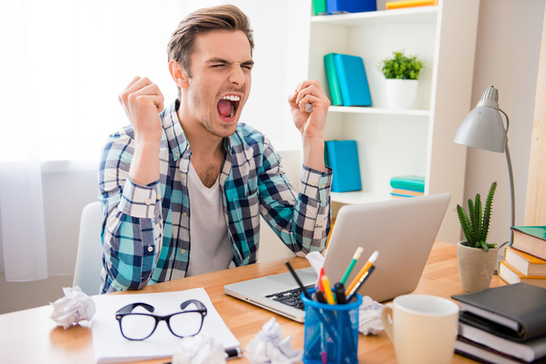 Frustrato giovane uomo stanco che lavora con il computer portatile e urlando
 - Foto, immagini