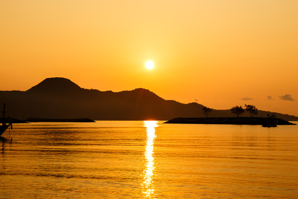 Barcos en la playa con la puesta de sol. Hermoso paisaje marino natural
 - Foto, imagen