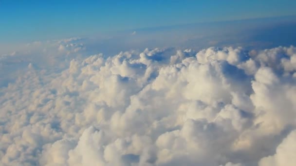 Létající přes bílé mraky na den - Záběry, video