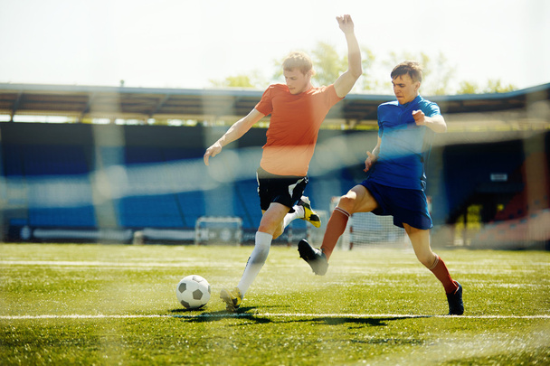 Deportistas jugando al fútbol
 - Foto, imagen