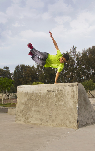 Parkour salto adolescente
 - Foto, immagini