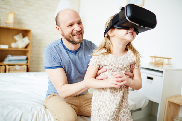 Girl enjoying virtual reality - Foto, afbeelding