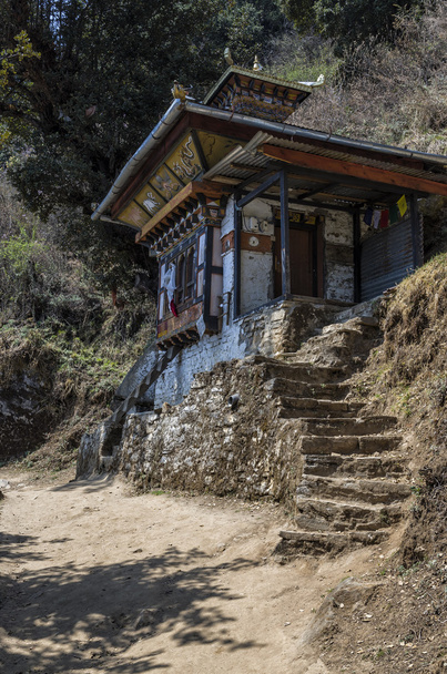 Kaplan yuvası,: Paro, Bhutan - Je Khempo Geshey Guenden Rinchen,: Paro, Bhutan Doğum yeri üzerinde inşa küçük tapınak için patika boyunca Tapınağı. - Fotoğraf, Görsel