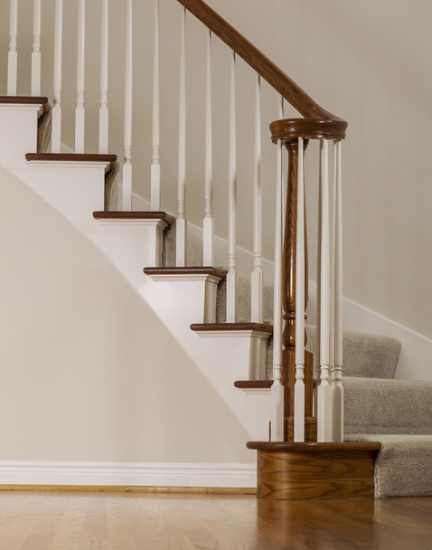 Дубовая деревянная и ковровая лестница
 - Фото, изображение