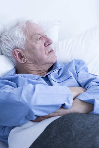 Elderly patient lying in hospital bed - Foto, Imagen