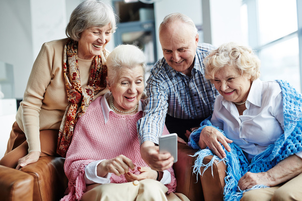 seniors avec smartphone s'amuser
 - Photo, image
