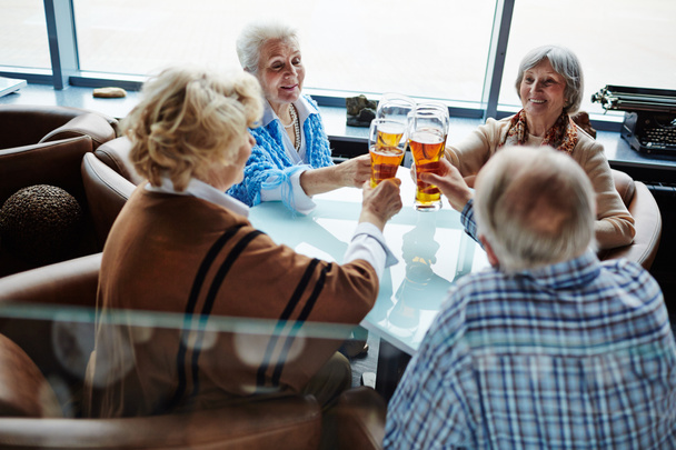 Senioren stoßen mit Bier an - Foto, Bild