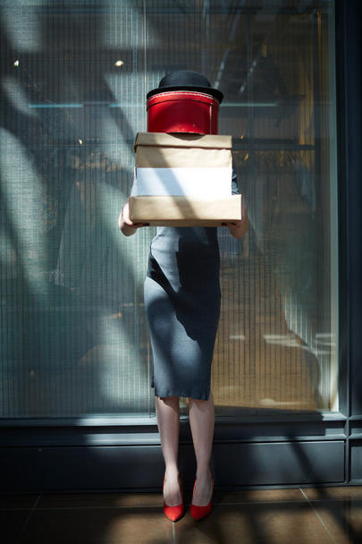 Shopper with stack of boxes - 写真・画像