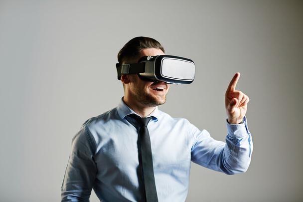 man enjoying virtual environment - Foto, afbeelding