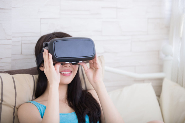 mulher usando óculos VR headset
 - Foto, Imagem