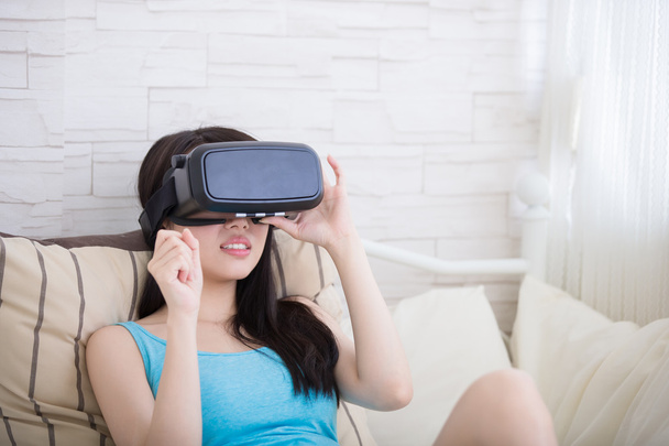 femme regarder la réalité virtuelle
 - Photo, image