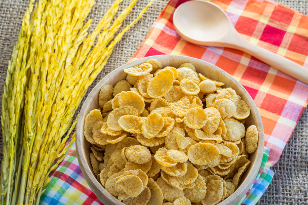 Cornflakes und gelber Reis mit Sack oder Tischdecke Hintergrund - Foto, Bild