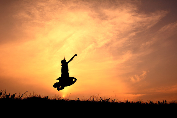 Silueta dívka s raketou při západu slunce - Fotografie, Obrázek
