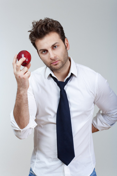 Mies jolla punainen omena
 - Valokuva, kuva