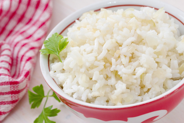 gekookte rijst in een kom - Foto, afbeelding