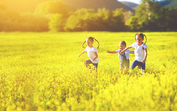 щасливі діти друзі сестри бігають і грають на відкритому повітрі
  - Фото, зображення