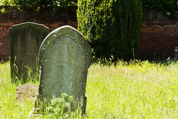 Tumbas fuera de una iglesia en Beaconsfield, Buckinghamshire
,  - Foto, Imagen