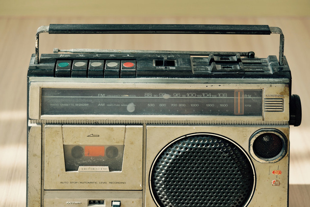 Stoffige oude radio met een cassette speler - Foto, afbeelding