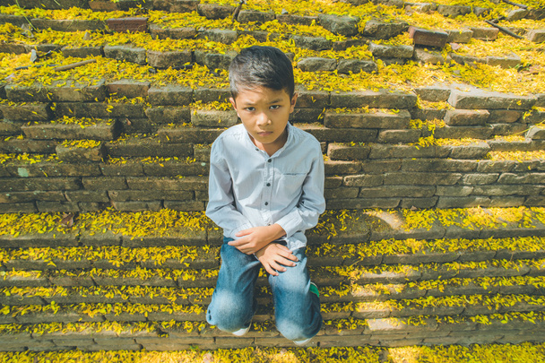 μια φοβισμένη νεαρή Ασίας αγόρι - Φωτογραφία, εικόνα